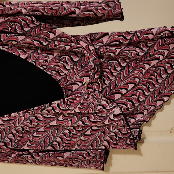 Dressbarn size Large 3/4 length sleeved blouse with attached black undershirt - Picture 2 of 2